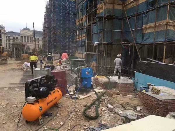 在建筑业聚氨酯喷涂机的应用(图1) 在建筑业聚氨酯喷涂机的应用