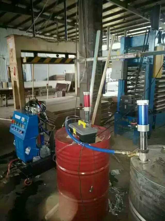 聚氨酯门板发泡设备(图1) Q2600D聚氨酯门板发泡设备