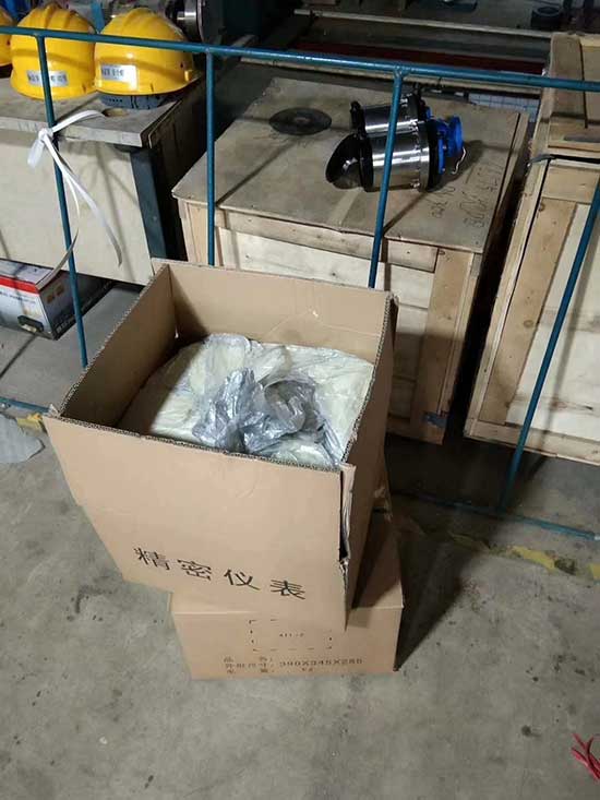 注聚氨酯的机器(图2) 包装箱注聚氨酯案例