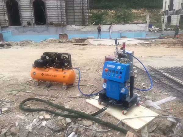 建筑外墙夹缝聚氨酯浇注施工(图1) Q2600D聚氨酯浇注发泡机
