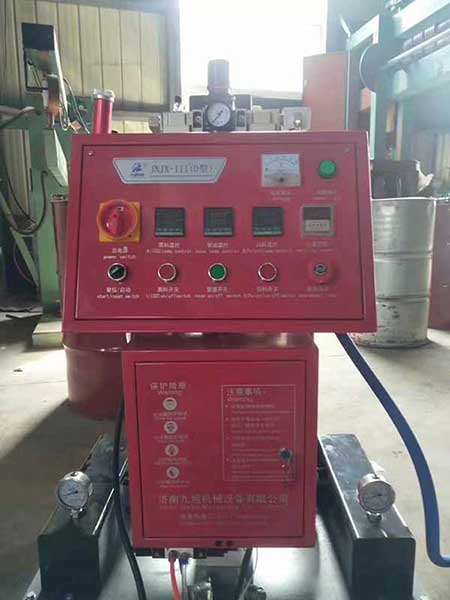 聚氨酯发泡热水器(图1) 聚氨酯热水器填充发泡机